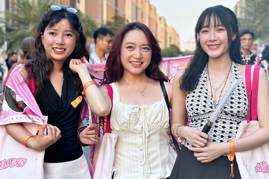 Hàng nghìn fan cổ vũ concert của Hòa Minzy