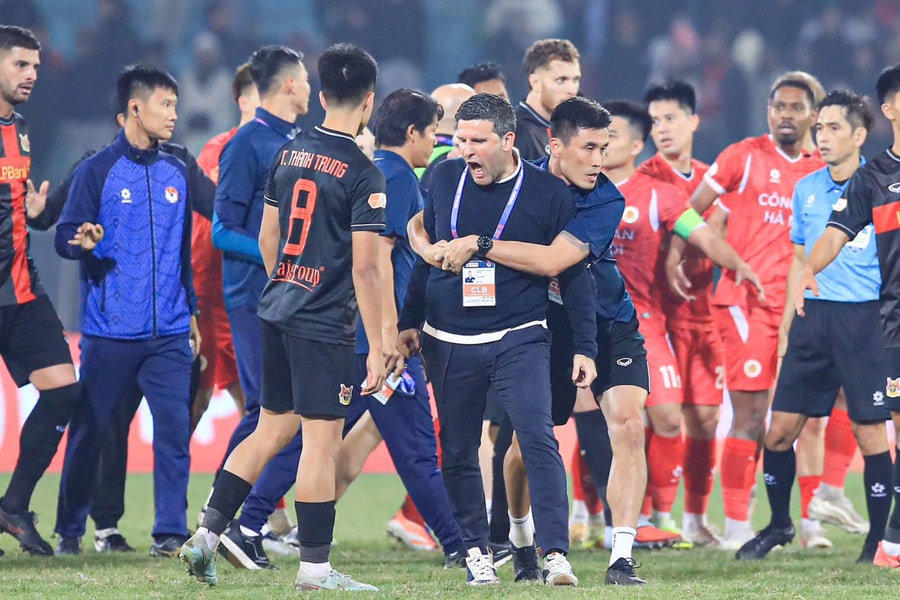 HLV CLB Ninh Bình đập bàn, chỉ trích thậm tệ trọng tài sau trận thua CAHN