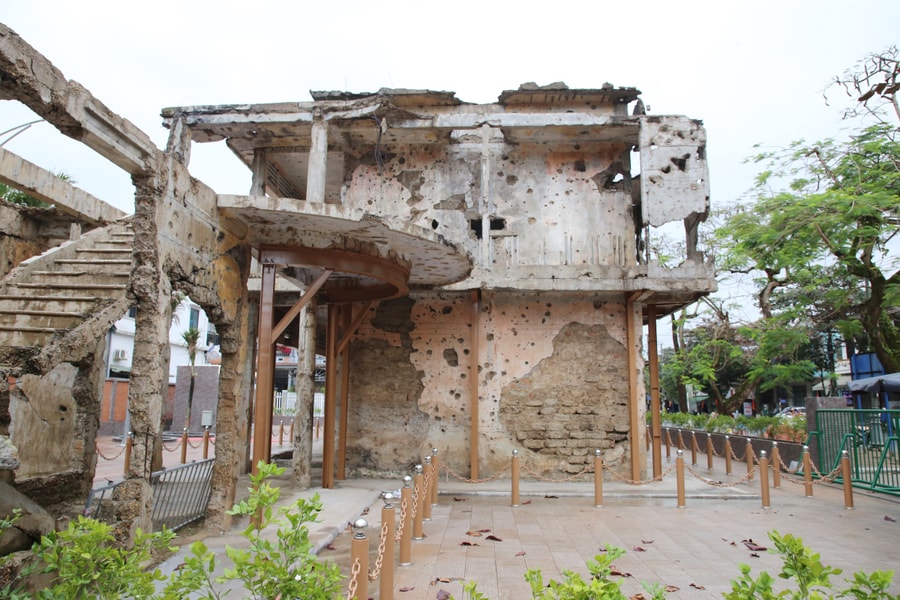 Chống cột thép giữ chứng tích gần thành cổ Quảng Trị