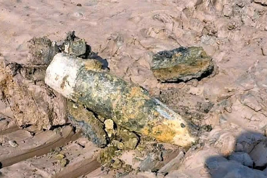 Phát hiện đạn pháo dài nửa mét khi cải tạo ao nuôi tôm