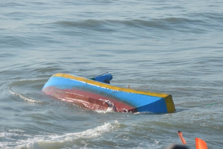 Tàu chở 5 người gặp nạn ở biển La Gi