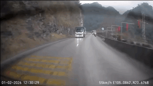 Xe tải nghi mất phanh né nhiều phương tiện trên đèo Đá Trắng