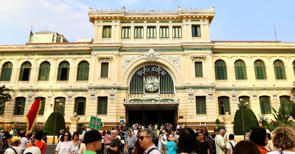 Cận Tết, du khách xếp hàng gửi thư tay đi khắp thế giới