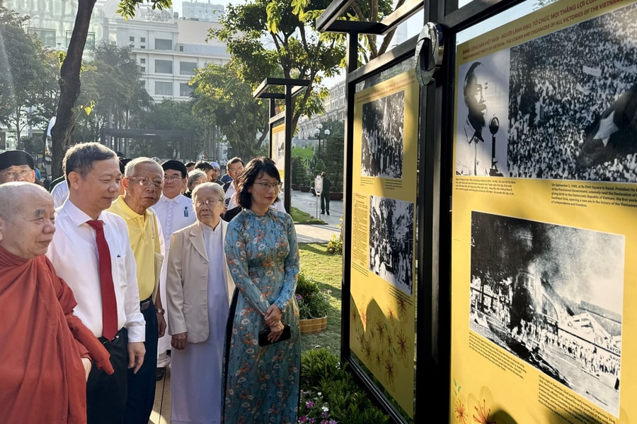TP Hồ Chí Minh: Triển lãm ảnh chào mừng 96 năm Ngày thành lập Đảng