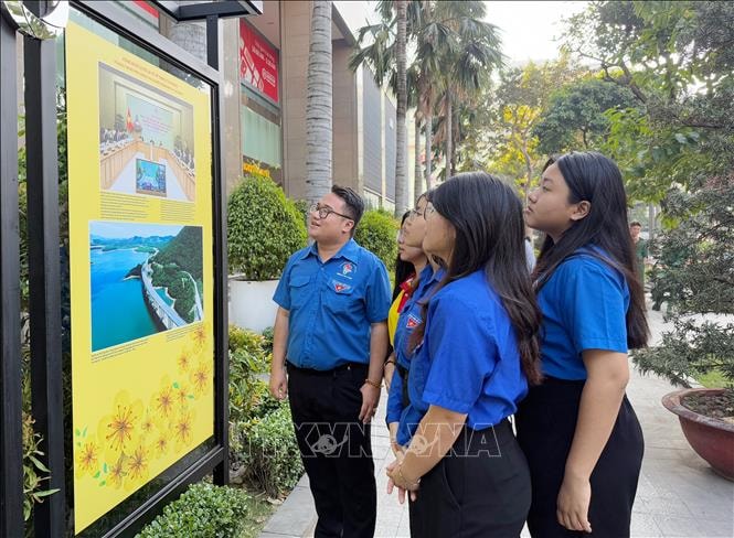 Triển lãm ảnh 'Dân tộc anh hùng, Đảng quang vinh, Bác Hồ vĩ đại'