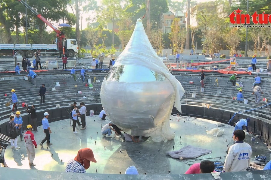 TP Hồ Chí Minh: Hoàn tất lắp đặt tượng đài 'Giọt nước mắt' tại Công viên tưởng niệm COVID-19