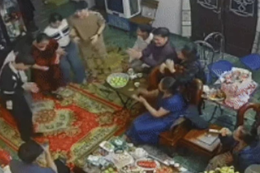 Sang nhà sếp chúc Tết, nhân viên làm hành động lạ khiến dân mạng thích thú