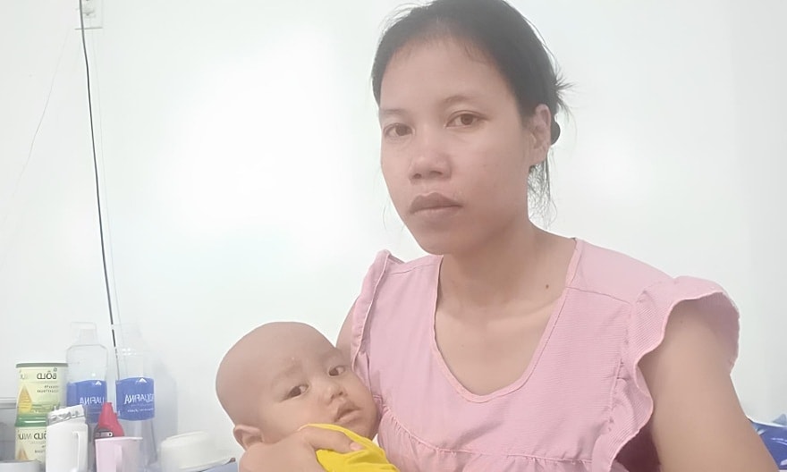 Tai ương kép dưới mái nhà dột của người mẹ Cơ Tu