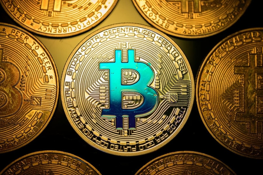 Nhà đầu tư 'cá voi' gom Bitcoin trong lúc nhỏ lẻ tháo chạy