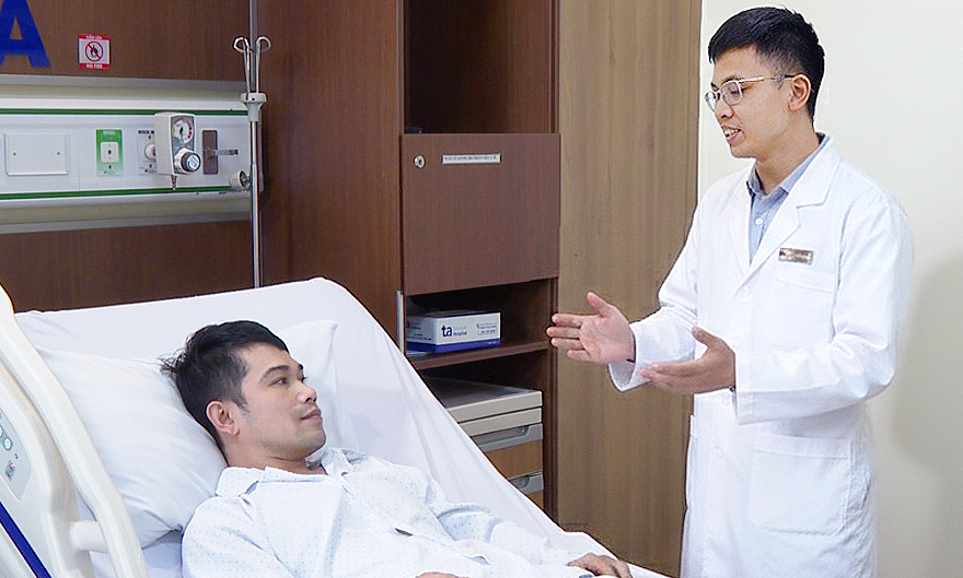 Mảnh kính vỡ cứa đứt cổ tay người đàn ông