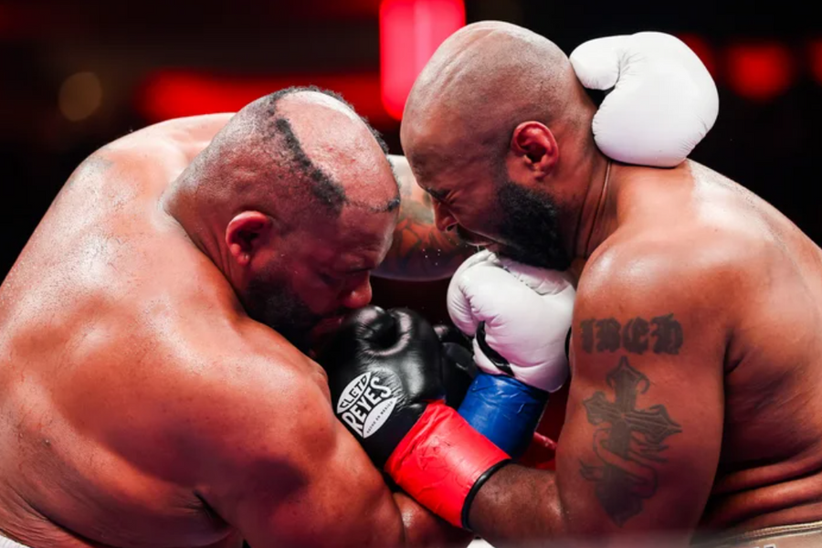 Võ sĩ quyền Anh bị đấm bung tóc giả