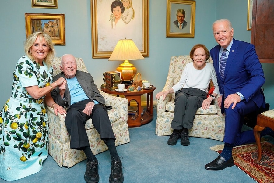 Cặp ghế trong ảnh chung của nhà Biden - Carter được đấu giá 11.000 USD