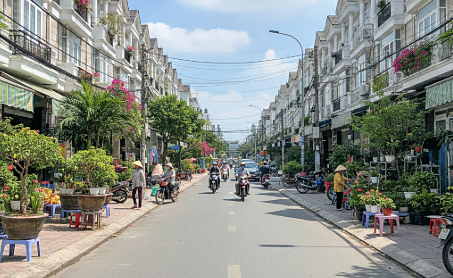 Vỉa hè 4 mét chỉ còn 2 vì cả dãy phố lấn chiếm