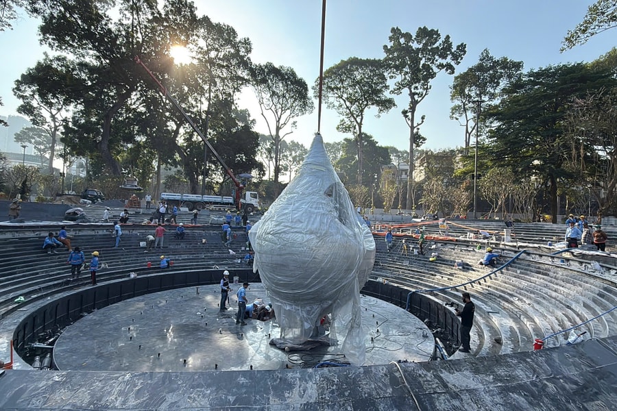 Lắp biểu trưng hình giọt nước ở đài tưởng niệm Covid-19