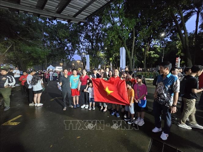 Cổ động viên đội mưa 'tiếp lửa' cho đội tuyển Futsal Việt Nam
