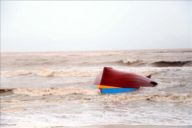 Chìm tàu cá, 15 thuyền viên được cứu vớt an toàn