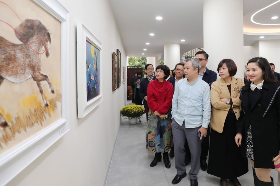 Báo Nhân Dân ra mắt trưng bày tranh ngựa bên hồ Gươm