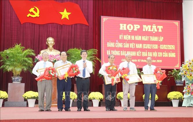 Trao tặng Huy hiệu đảng cho đảng viên cao niên tuổi đảng