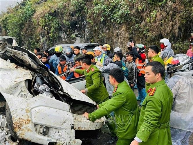 Cứu hộ thành công 3 nạn nhân bị mắc kẹt trong vụ ô tô lao xuống taluy âm