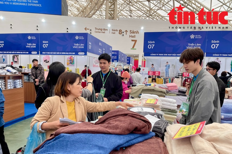 Lượng khách đến Hội chợ Mùa Xuân 2026 tăng dần trong ngày thứ 2 mở cửa