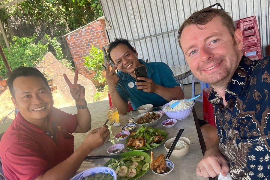 Người nước ngoài học cách sống chung với hàng xóm Việt