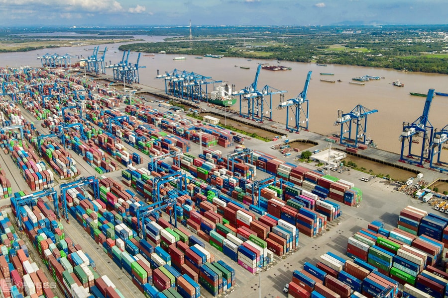 Loạt container thực phẩm vẫn chờ thông quan