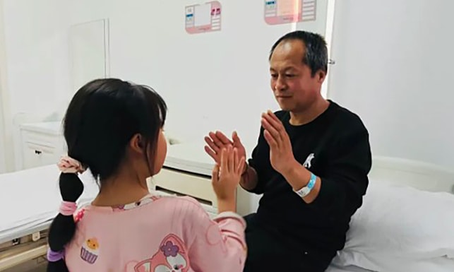 Bé gái 7 tuổi một mình chăm cha trong viện hút 12 triệu lượt xem