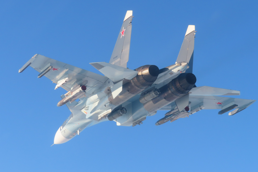 Su-30 Nga mang tên lửa siêu thanh, bom chùm bay gần vùng trời NATO