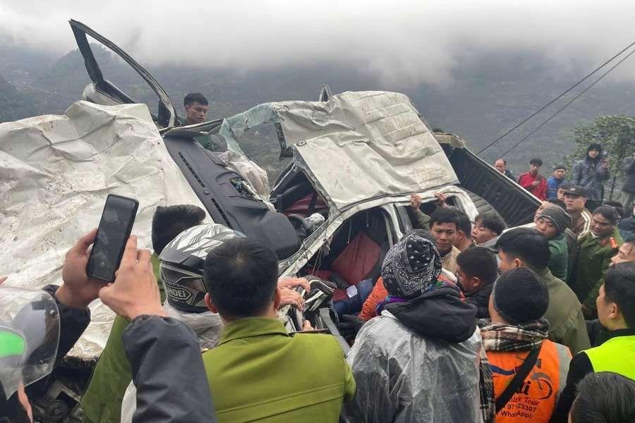 Ôtô bẹp rúm khi rơi xuống vực, ba người sống sót