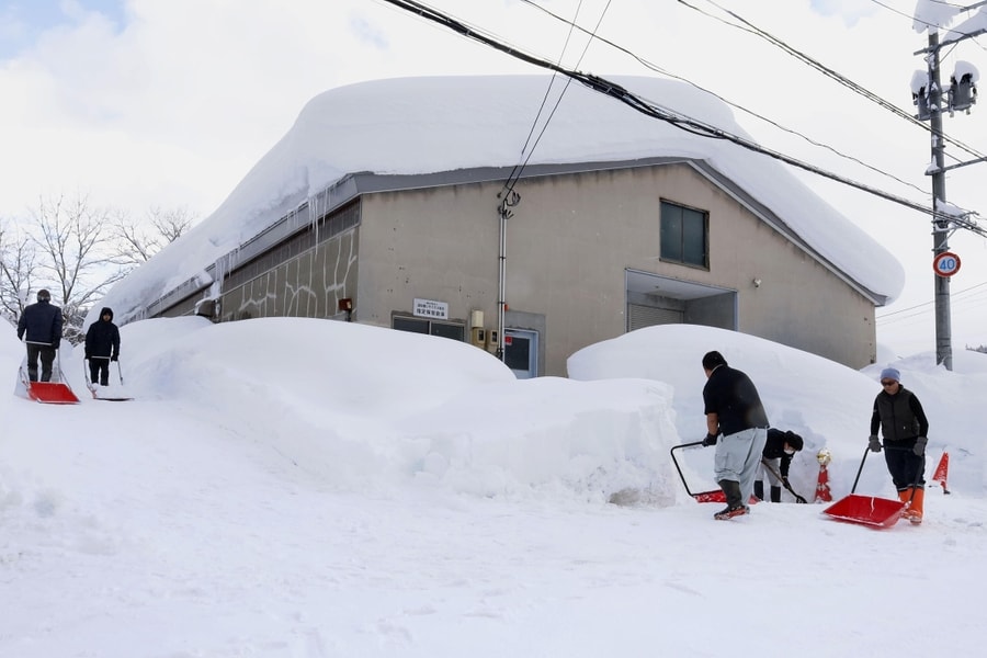 Tuyết dày 1,7 m vùi lấp đường phố ở miền bắc Nhật Bản