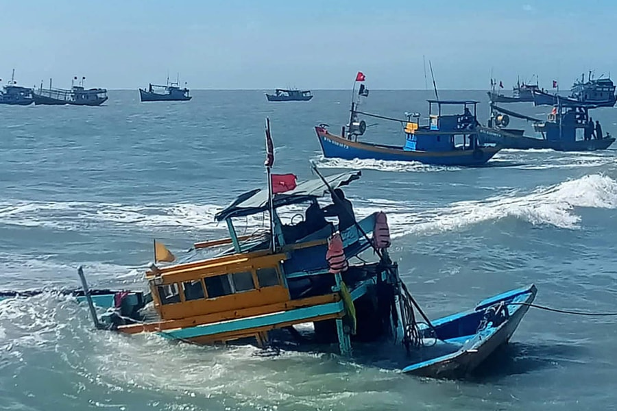 Tàu chở 15 người bị chìm