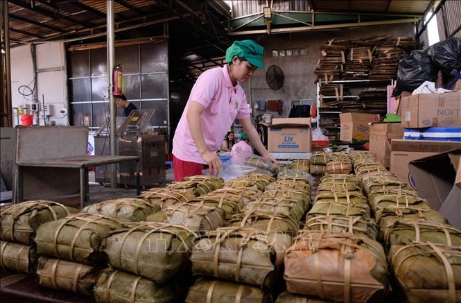 Nhộn nhịp mùa sản xuất bánh, mứt, quà quê Tết