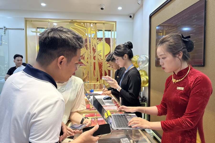 TP Hồ Chí Minh: Giá vàng tăng cao, không còn cảnh chen lấn mua vàng