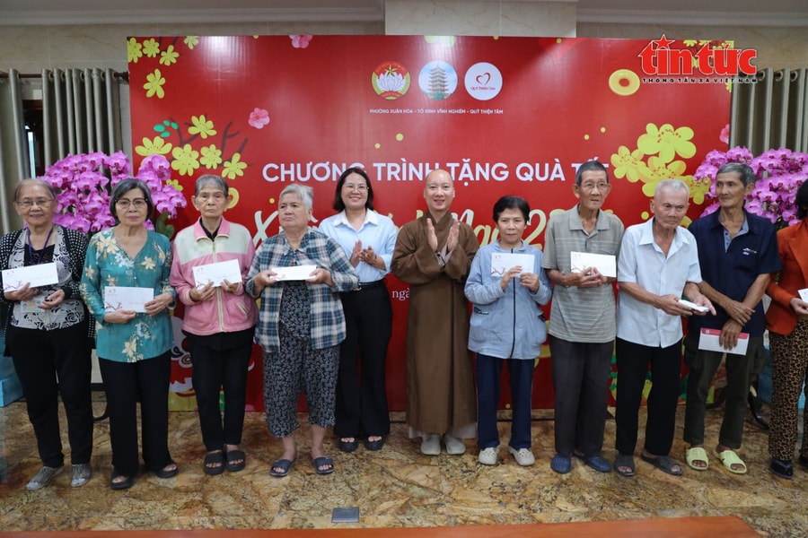 TP Hồ Chí Minh trao 300 phần quà Tết cho hộ khó khăn