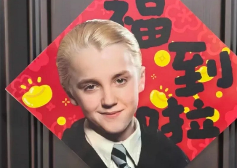 Nhân vật phản diện trong Harry Potter bất ngờ xuất hiện khắp Trung Quốc trước Tết Bính Ngọ