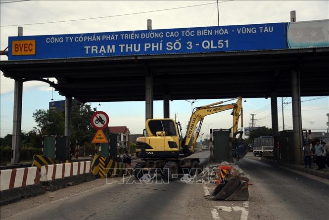 Tháo dỡ trạm thu phí T3 trên quốc lộ 51