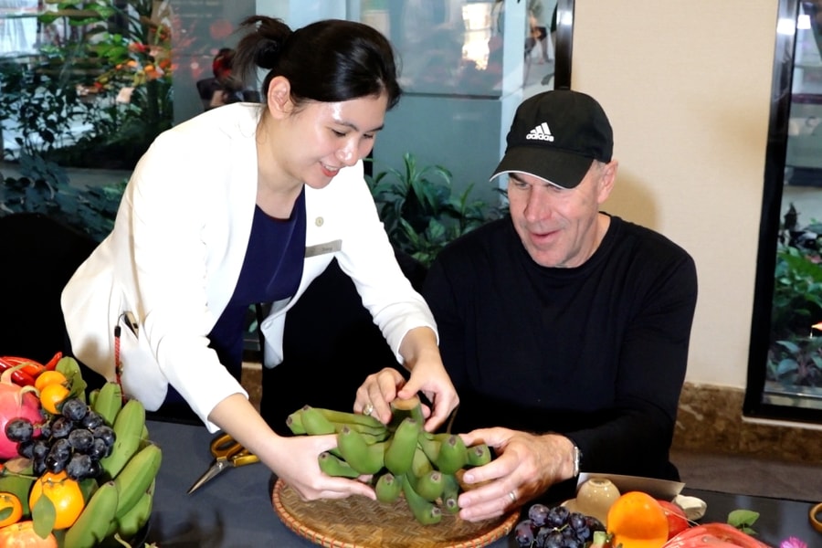 Khách nước ngoài bày mâm ngũ quả, lên chùa cúng Tết Việt