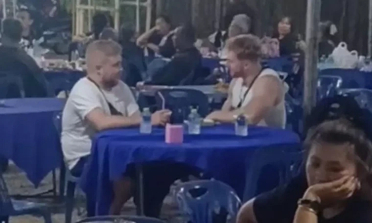 Khách Tây nhầm đám tang là nhà hàng, được gia chủ mời ăn