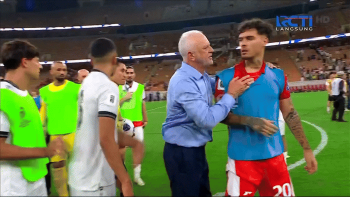 Trưởng đoàn Indonesia bị cấm 20 trận vì đẩy trọng tài