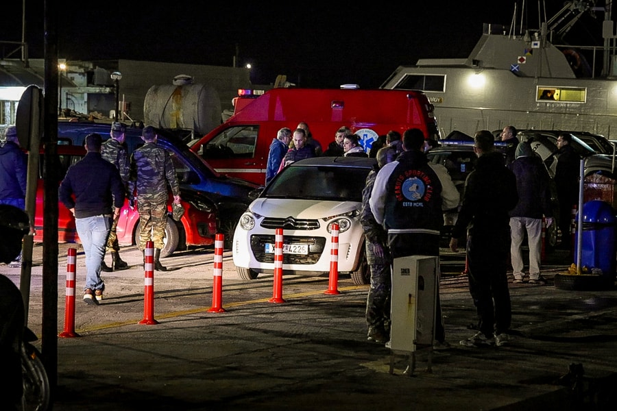 Tàu cảnh sát biển Hy Lạp va chạm thuyền di cư, 15 người chết