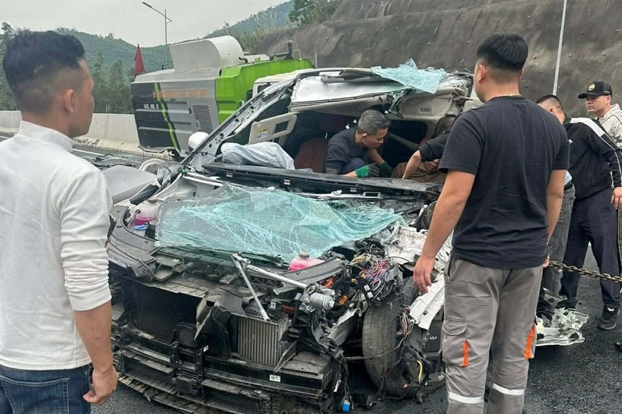 Ôtô 7 chỗ tông đuôi xe hút bụi trên cao tốc Hải Phòng - Móng Cái