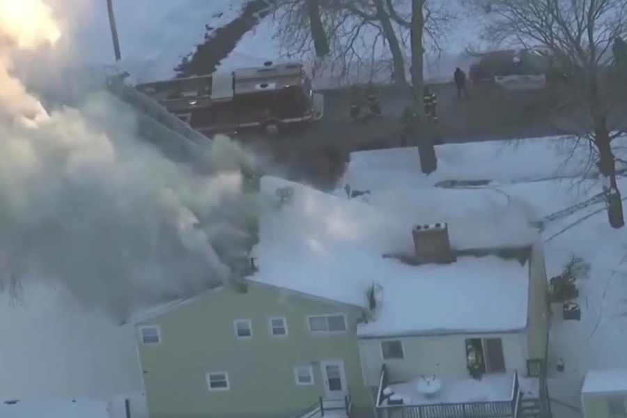 Lỡ tay đốt nhà vì dùng đèn khò dọn tuyết