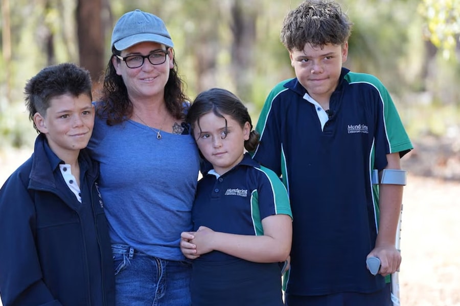 Thiếu niên kể 4 tiếng bơi giữa biển động tìm người cứu gia đình