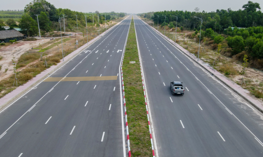 Xe buýt đi sân bay Long Thành nên có làn riêng để đảm bảo đúng giờ'?