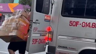 Cảnh sát theo dõi, bắt đường dây lén bán gần 30.000 thuốc lá điện tử