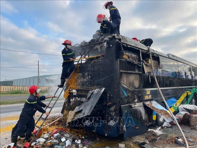 Kịp thời dập tắt đám cháy xe khách