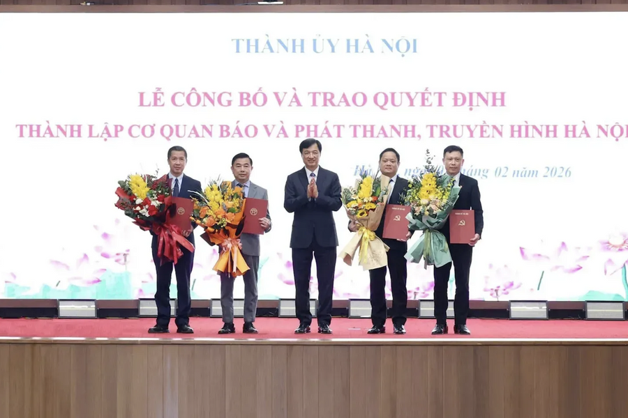 Hà Nội công bố và trao quyết định thành lập cơ quan Báo và phát thanh, truyền hình