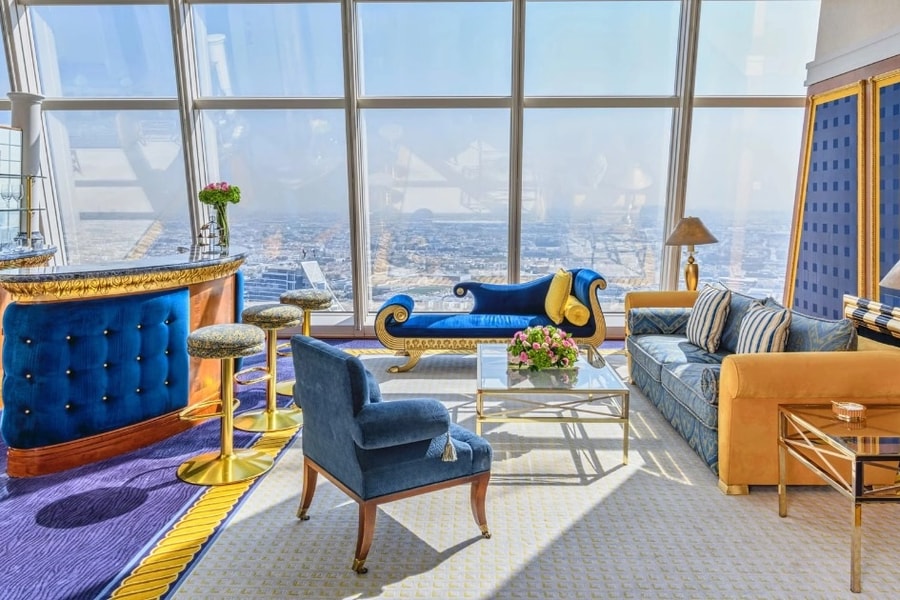 Khách sạn đưa đón bằng Rolls-Royce, trực thăng, giá phòng 850 triệu đồng