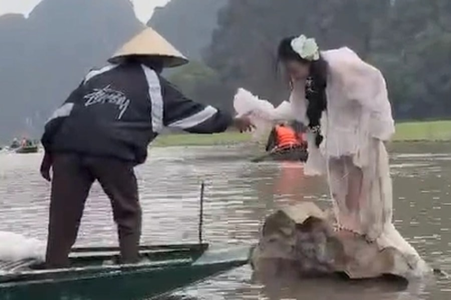 Người mẫu bị ngã xuống sông khi chụp ảnh ở Tam Cốc