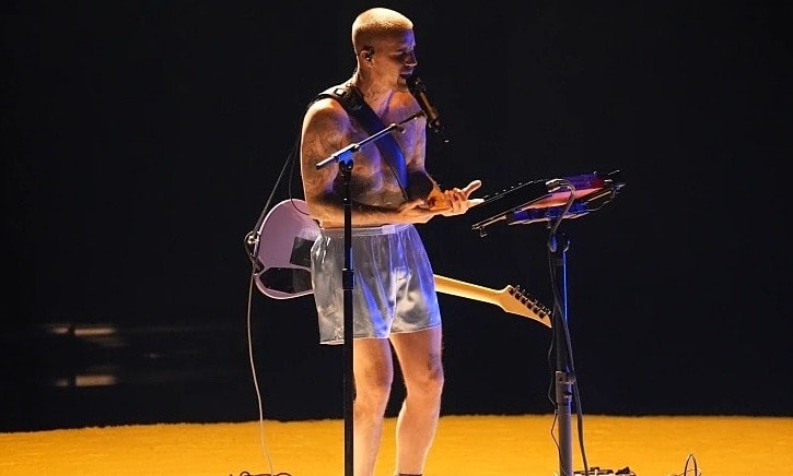 'Việc Justin Bieber mặc quần đùi diễn Grammy là tự phát'